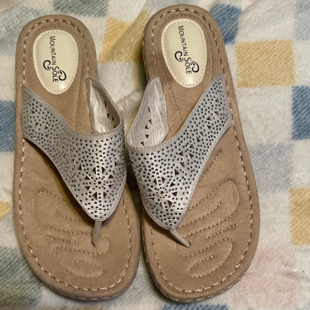Elegant Silver and Tan Women's Slip On Sandals size 9 M - Picture 2 of 8